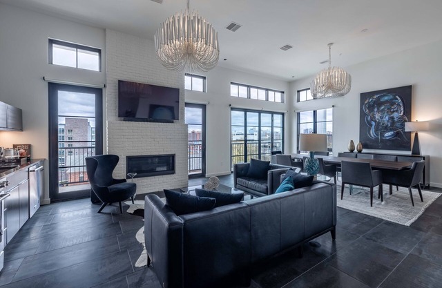 121 Hotel by AvantStay | Modern Penthouse Suite w/ Living Area & Kitchen!