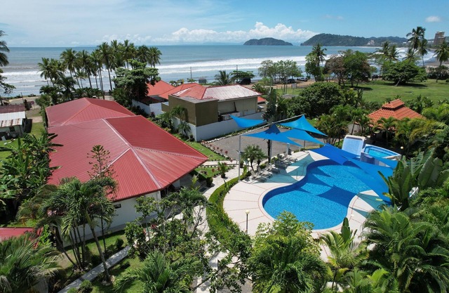 Paraíso frente a la playa de 12 habitaciones - Blue Macaw - Servicio de hospedaje VIP mejor calificado
