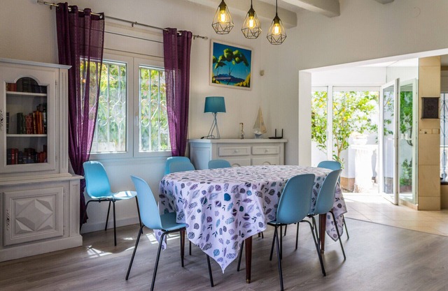 142-Empuriabrava, casa muy bonita y confortable, con jardin, wifi gratis-