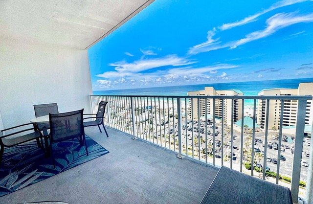 14th-floor condo w/private balcony, water views, outdoor pool, hot tub, gym
