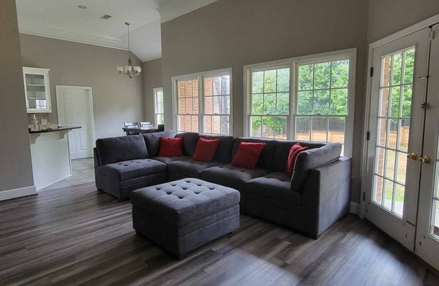 15 Minutes from anywhere you want to go in Columbus! A home away from home.