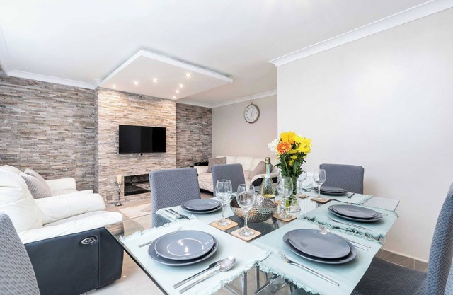FREE Parking | Sleeps 6 | City Centre | 15% OFF