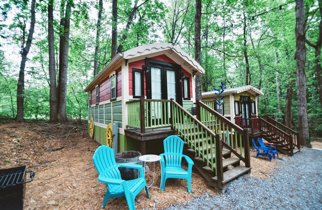 Gypsy Cottage Near the Smokies # 15 Queenie