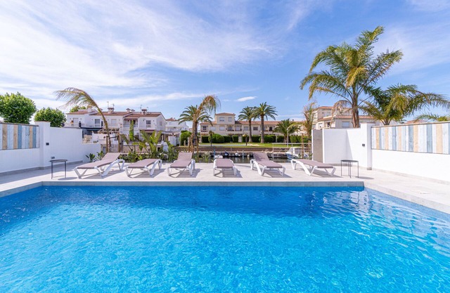 150-Preciosa casa al canal con piscina y amarre en Empuriabrava-Empurialola
