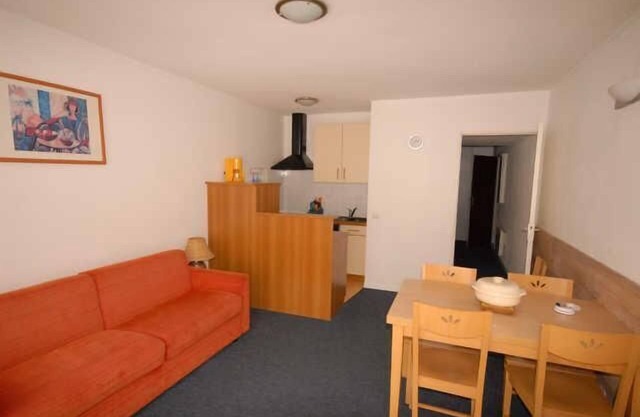 30m del centro estación, 3.o piso, vista pistas, fitness, piscina, sauna, tv, local para esquís