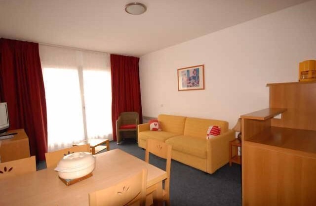30m del centro estación, 1.o piso, vista pistas, fitness, piscina, sauna, tv, local para esquís