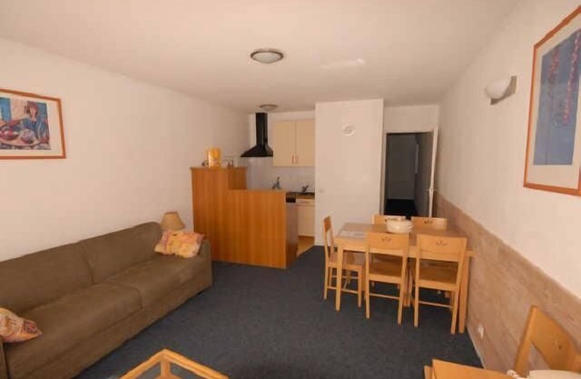 30m del centro estación, 2.o piso, vista pistas, fitness, piscina, sauna, tv, local para esquís