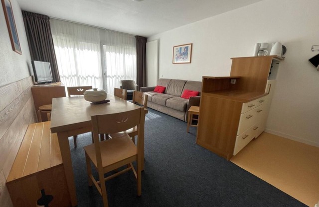30m del centro estación, 2.o piso, vista pistas, fitness, piscina, sauna, tv, local para esquís