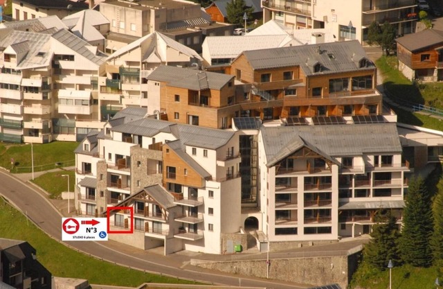 80m del centro estación, 1.o piso, vista pistas, piscina, balcón, tv, local para esquís, 58m²