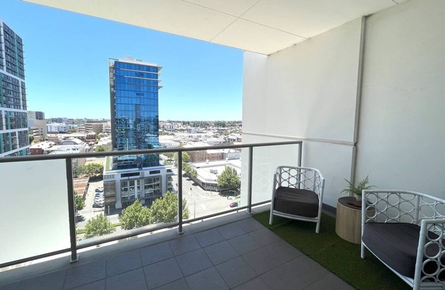 City Rest One Bedroom up high with views and parking gratis