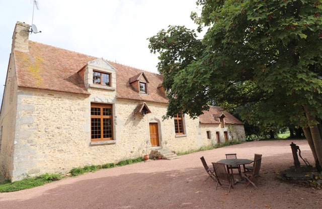 Manoir du XVème siècle avec grand jardin privé, proche d'Alençon, équipements modernes, idéal pour familles