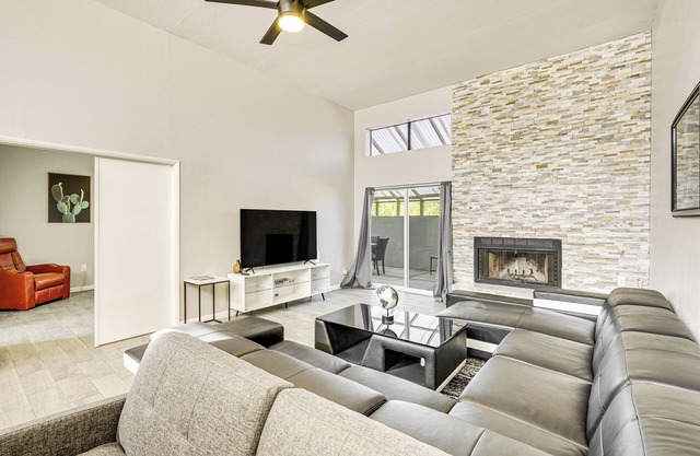 16 Mi to Dtwn Phoenix: Home w/ Patio & Fireplace!