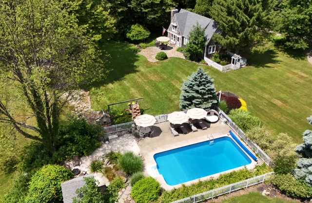 pocono mtns COTTAGE SUPERIOR DE MONTAÑA Vistas a la montaña, 17 acres, piscina privada climatizada