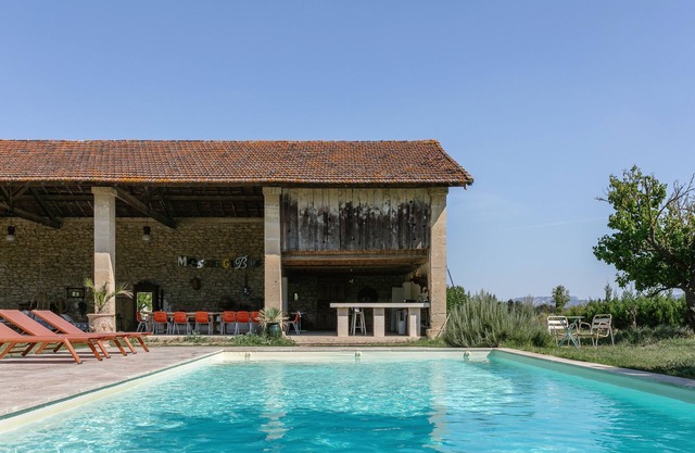 17th century farmhouse between Avignon and Arles / 14 people
