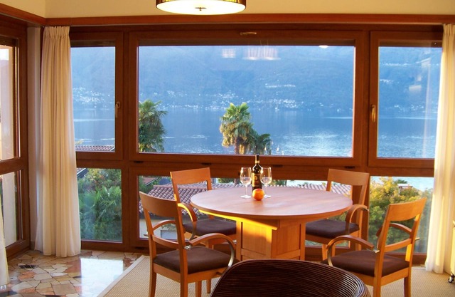 Vista panorámica del lago 180 ° - 3 habitaciones Apartamento Lago Maggiore balcón piscina playa tenis WiFi
