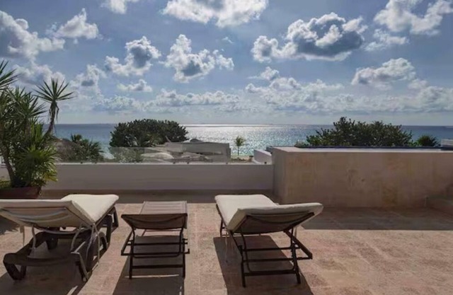 180° View: Lush Private Pool, Rooftop heaven.