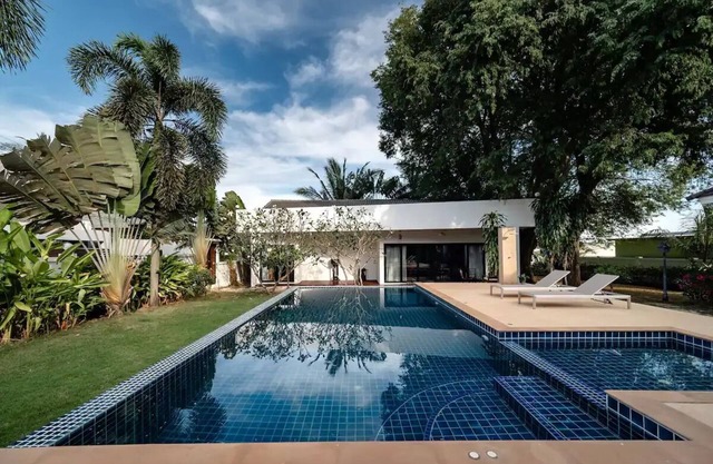 1800 sqm Manor 5 Bedroom Private Saltwater Pool
