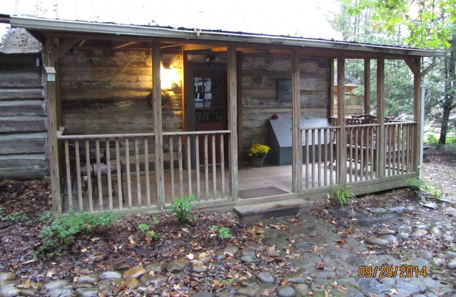 Log Cabin de la década de 1800 con las comodidades modernas convenientemente ubicados