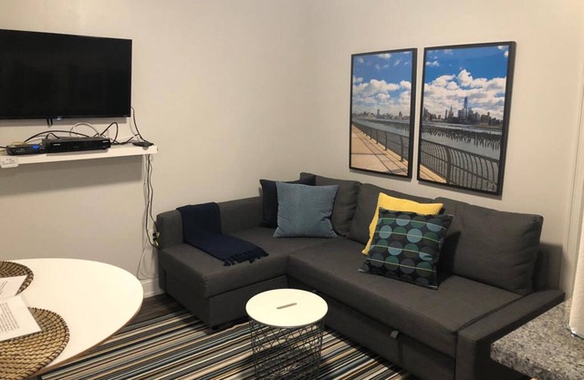 1817 5C · Lindo contemporáneo 1b Apt -20min NYC Estacionamiento disponible