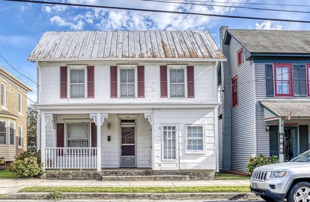 1880's Historic Beach House... Easy Walk to the Beach, Shopping & Restaurants