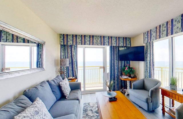 18th floor oceanfront condo w/ balcony, shared hot tub, free WiFi, shared pool