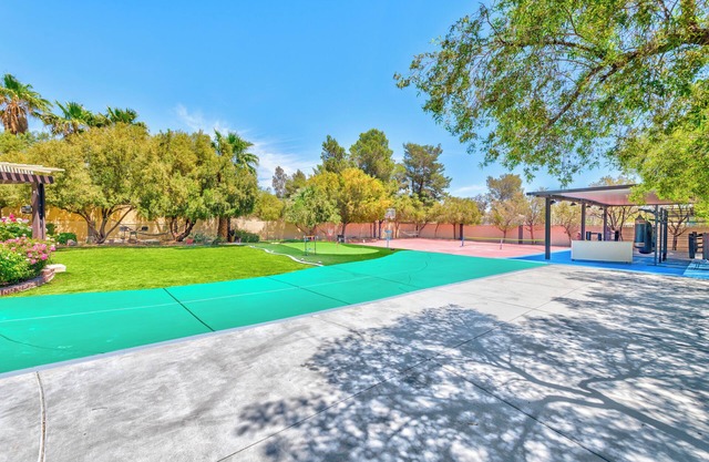 19 BEDS, 10BR, 14 Bath, 3/4 acre, Basketball, Pickleball, Golf, Pool & Jacuzzi