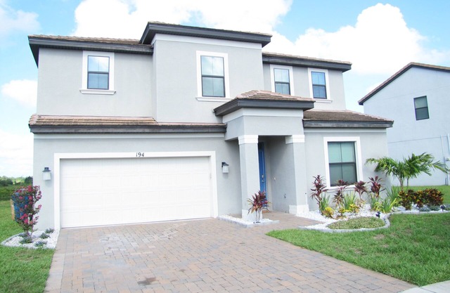 194KB: Modern 6 Bedroom Pool Home Near Legoland