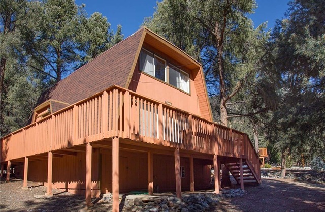 1970 Gambrel Cabin en el Bosque Nacional Los Padres