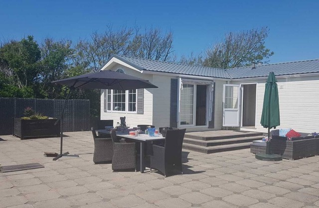198. Mooi ruim,sfeervol en kleurrijk chalet aan de Noord-Hollandse kust