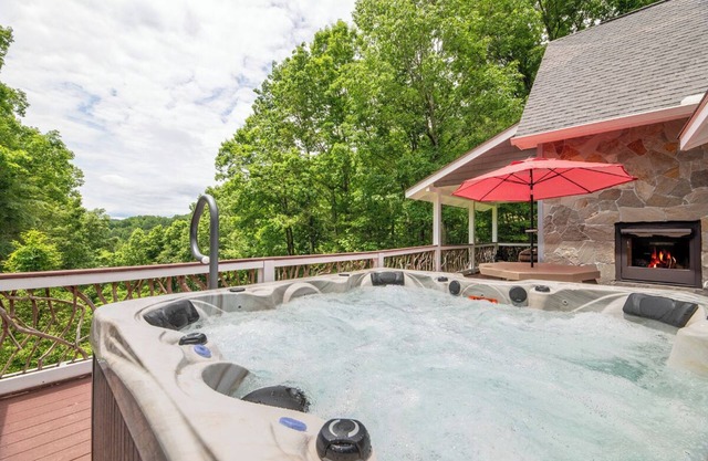 1BD + Loft w/ Hot Tub! Pool table+Firepit