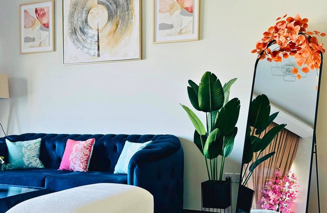 Sleek 1BHK, Cozy Retreat Near Burj Khalifa & Canal