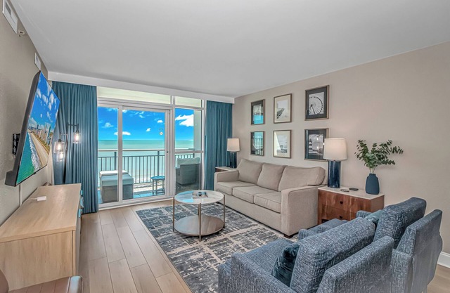 Direct Ocean Front Suite w/ Full Kitchen. Newly Renovated and Centrally Located!