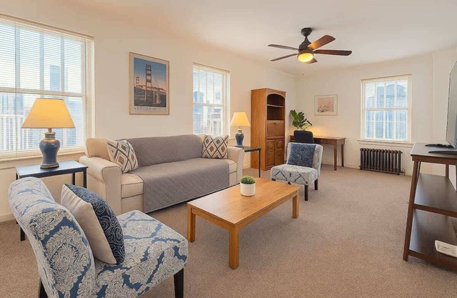 1BR Gold Coast Vintage Gem