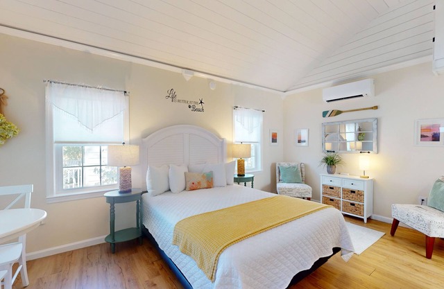 1BR King Bed Sofa Bed Sleeps 4 POOL - 8