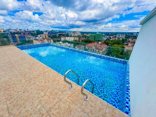 1BR Marina Bay Westlands with rooftop pool, gym & city views