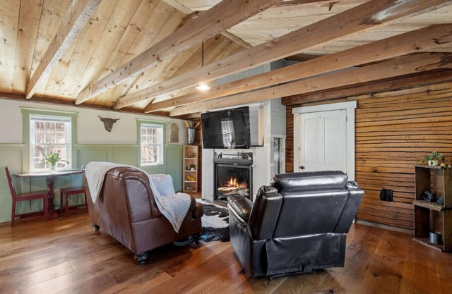 1BR on Lovely Farm w/ Mtn View!