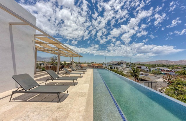 1BR Rooftop & Pool in Cardinal