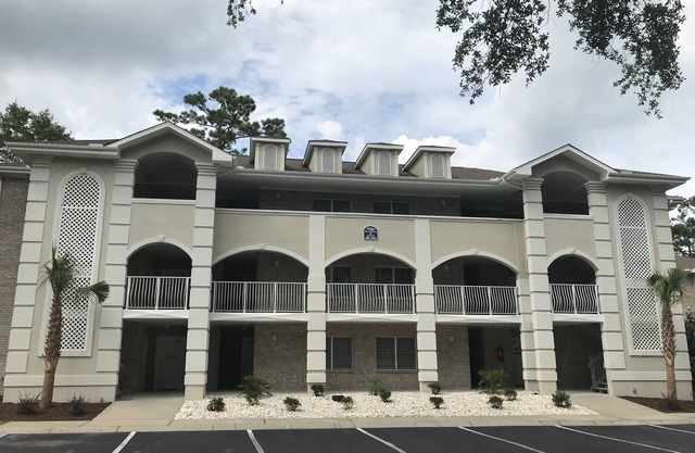 1er piso 2 dormitorios, 2 baños condominio cerca de la playa y campos de golf con piscina cubierta / al aire libre