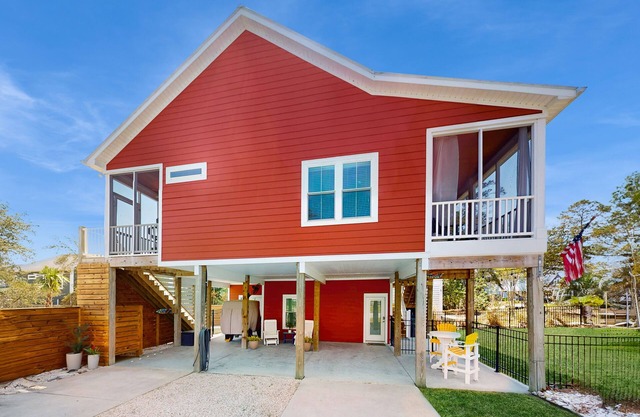 1st-floor apt near the beach with kitchenette, patio, & electric vehicle charger