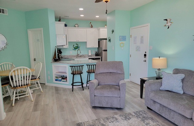 1st FLOOR OASIS, WALK TO BEACH, POOL, HOT TUB, & GYM