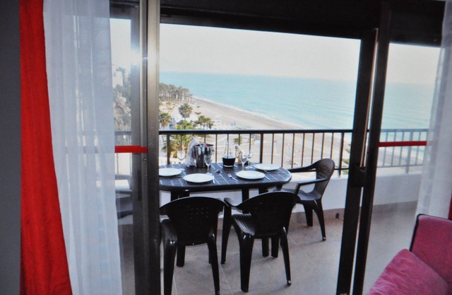 APARTAMENTO EN 1ª LINEA CON VISTAS AL MAR