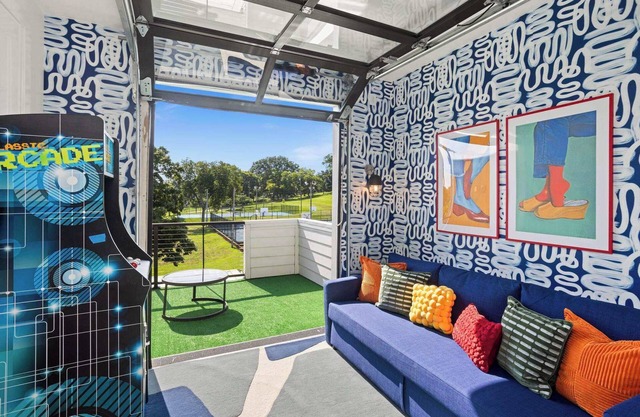 2 Adjacent Gem Great for Big Groups! 8th Ave S