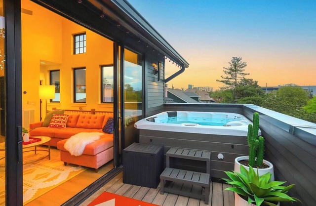 2 Adjacent Homes w/ 2 Hot Tubs - Spacious King Beds