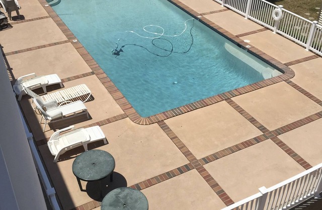 Condominio de 2 Bd, piscina y vistas del lago Sunset. ¡Mira los fuegos artificiales desde el porche!