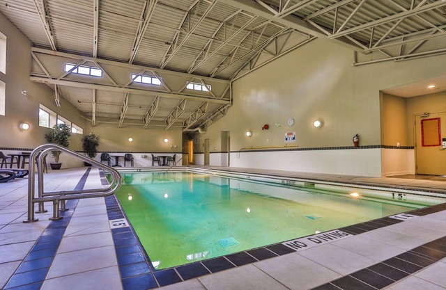 2 BDR Plus Loft - Sauna & Gym - Mountain Views