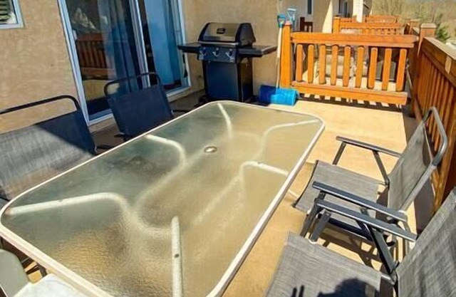 2 BDR with Loft / Mountain Views / Walk Out Deck