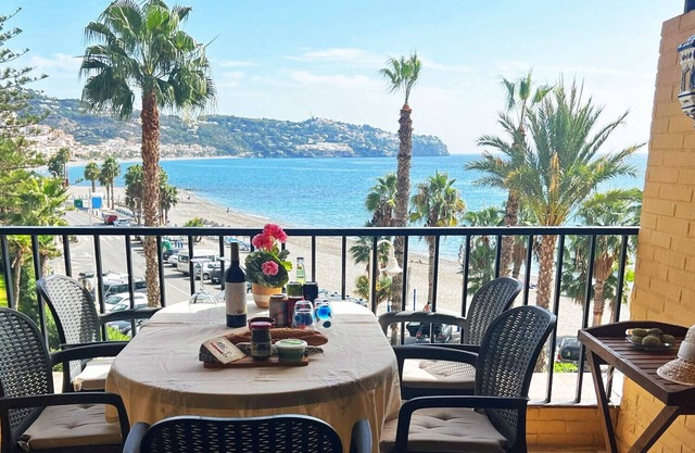 Apartamento con 2 dormitios a lado de la playa con piscina comunitaria