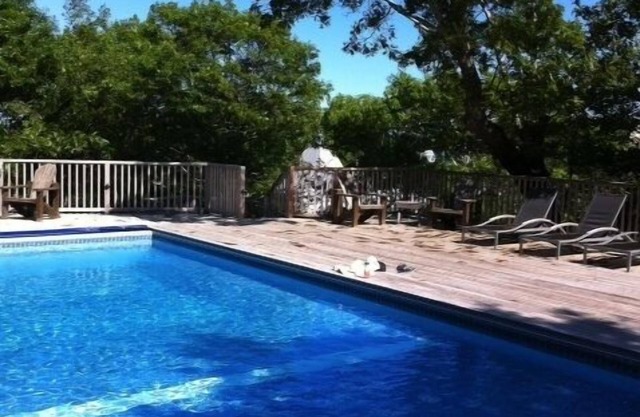 2 dormitorios condominio de East End con assn. Piscina con gran terraza y patio privado para la unidad 7 !!