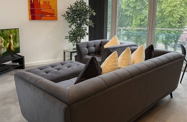 2 Bed Cozy Apartment in Central Birmingham with Balcony view