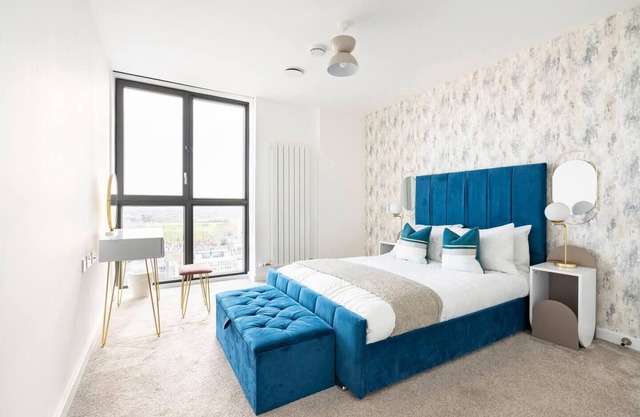 Beautiful 2 Bed Penthouse with balcony views Ldn